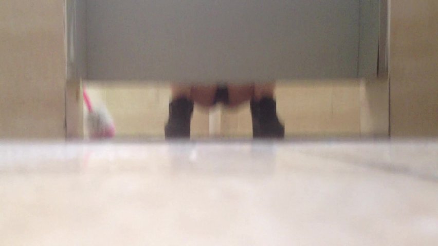 偷拍极品校园美眉原来是个黑木耳