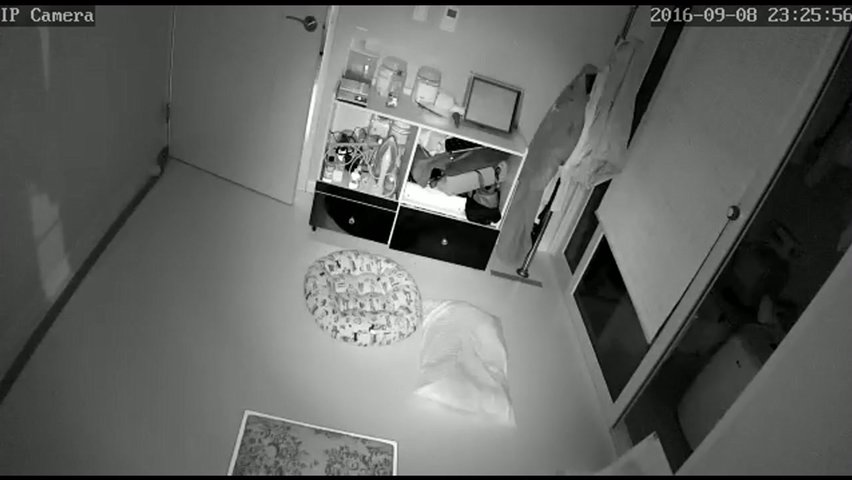 摄像头监控偷拍白领夫妻半夜赤裸出来搞东西，估计是刚干完出来洗澡或者弄吃的