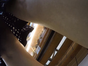 超市里边玩手机边挑点心的风骚丁字裤美少妇