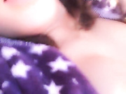 太拼了 剖腹产95后漂亮小辣妈为了赚点奶粉钱居家带着孩子露脸直播啪啪啪 BB还挺粉嫩的