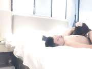 白嫩嫩妹双飞大鸡巴挨边侧入打桩呻吟不断