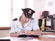 丰满的警察局长安吉尔·威基让他的大鸡巴得到满足