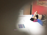 國內猥瑣大神男扮女裝暗藏偷拍設備潛入遊泳池更衣室拍攝各式漂亮妹子沐浴更換泳衣 1080P高清