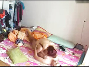 家庭網絡攝像頭破解拍攝到的大白天小兩口在家過夫妻生活 主動騎坐雞巴上扭動爽得嗷嗷直叫 露臉高清