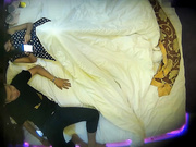 情趣酒店拍攝到的清純大學美女與男友開房愛愛 剛進房就扯掉內衣褲連續幹了兩炮 直接累趴下了 露臉高清