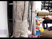 居家攝像頭黑客破解拍攝到的美嬌妻趴在沙發上邊玩手機邊吃雞巴啪啪 味道就是不一樣啊 露臉高清