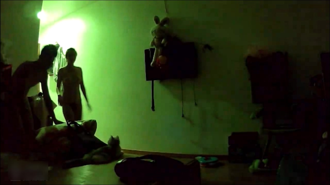 居家攝像頭破解拍攝到的年輕小夫妻客廳瘋狂啪啪 大彎屌抱起來邊走邊操 幹得嗷嗷直叫 場面刺激～720P高清