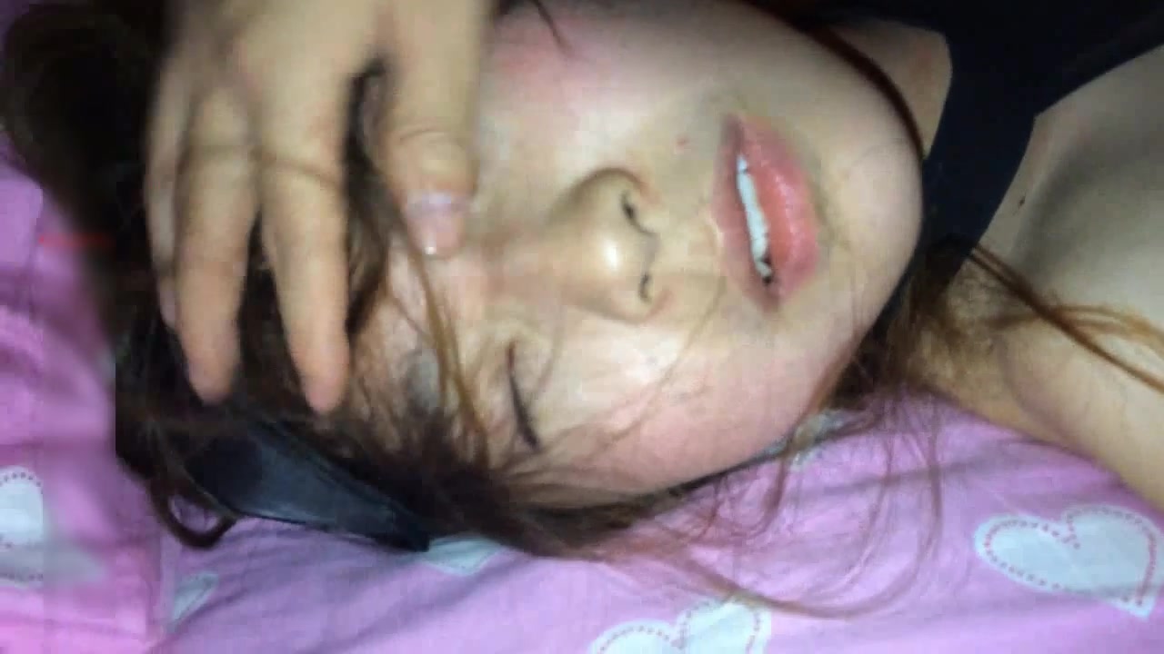 全网首发-真实系列5-某艺术院校极品美女不小心喝醉后被人换了3套衣服和丝袜进行玩弄,绝对不值被干一次！