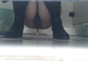 國內廁拍大神潛入某大廈寫字樓公共女廁偷拍幾個白領小姐姐噓噓 貌似逼逼被操多得黑了 1080P高清