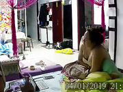 居家攝像頭破解拍攝到的小夫妻啪啪過性生活 豐滿大奶老婆等老公玩了把“吃雞”後上位猛搖 露臉高清