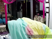 居家攝像頭破解拍攝到的小夫妻啪啪過性生活 豐滿大奶老婆等老公玩了把“吃雞”後上位猛搖 露臉高清