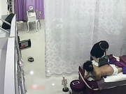 養生館攝像頭黑客破解拍攝到的身材不錯的妹子做理療 顏值蠻不錯的去隆一下胸就更完美了 露臉高清