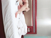 周末假期外表清純斯文悶騷眼鏡妹子與男友瘋狂嗨皮 互舔挑逗實在受不了按倒床上扒光直接爆操騷穴 國語720P高清