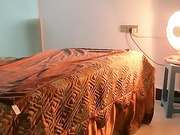 猥瑣哥按摩店找了個苗條少婦技師全套服務 按摩推背口交上位騎乘幹得直叫求饒 服務蠻不錯的 國語對白