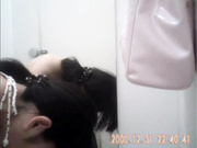 商場內衣專賣店試衣間偸拍多位青春發育期漂亮美眉試換內衣 一對美乳堅挺圓潤看得欲火焚身～2V原版高清 (1)