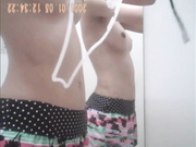 商場內衣專賣店試衣間偸拍多位青春發育期漂亮美眉試換內衣 一對美乳堅挺圓潤看得欲火焚身～2V原版高清 (1)