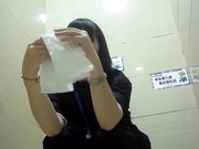 某大型商場公共衛生間拍攝到的各式美女少婦如廁 有個小姐姐不脫內褲往旁邊一扒直接尿 屌爆了 1080P高清