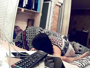 最新破解家庭攝像頭拍攝到的新婚小夫妻客廳裏瘋狂啪啪過性生活 嘗試各種體位幹得浪叫連連 720P原版高清