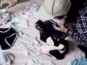 劇情演繹之變態戀物狂維修工偷配鑰匙潛入美女家中偷內褲鞋襪被提前回家的女孩撞見 直接啪啪強幹 1080P高清原版