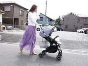 [MEYD-964] 通勤ラッシュにベビーカーを押して電車に乗ってくる人妻は痴●されてもしかたない…【破解】 - 1of5