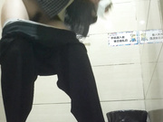 某大型商場公共女廁拍攝到的各式美女少婦如廁 貌似有個金絲邊眼鏡少婦不帶紙弄濕了內褲 1080P原版高清