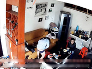 大陸經典網絡探頭盜攝系列之各年齡段夫妻居家日常性愛生活合集 客廳裏沙發上各式姿勢眼花繚亂 720P高清原版