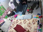 最新流出家庭攝像頭黑客破解拍攝到的恩愛中年夫妻日常過性生活 邊操邊看手機 960P高清