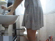 最新流出新加坡年輕女性公共衛生間如廁噓噓 各式雪白大屁股看得誘惑十足 720P原版高清