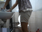 最新流出新加坡年輕女性公共衛生間如廁噓噓 各式雪白大屁股看得誘惑十足 720P原版高清