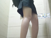 某大型商場公共女廁拍攝到的各式美女少婦如廁 有個黑絲長腿櫃姐邊尿邊流白帶誘惑十足 1080P高清原版