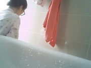 暑假到姨媽家玩在浴室浴缸旁偷放攝像頭偷拍眼鏡表姐洗澡 下面毛毛濃密看得欲火焚身 露臉高清