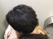 厕拍意外偷拍到躲在厕所 打野炮的情侣们,啪啪的时候还有其它女生就在隔板上厕所