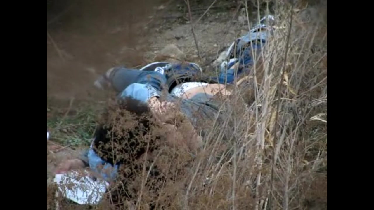 网曝不雅门事件，西安桃花潭公园两学生情侣荒草掩护席地野战，干完用纸巾擦 擦