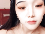 新来的大奶少妇浴室洗完澡到床上诱惑狼友，揉捏性感的大奶子，掰开逼逼给狼友看，撅着屁股求草，精彩别错过