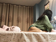 真实露脸约炮，PUA大神爆肏大屁股小姐姐，边肏边用语言调教，贱货浪叫不止，无套内射