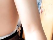 丝袜高跟露脸诱人的小嫂子用小嘴伺候大哥，吃鸡巴又舔蛋还用奶子乱蹭，深喉口交让大哥射了好多，骚逼特写