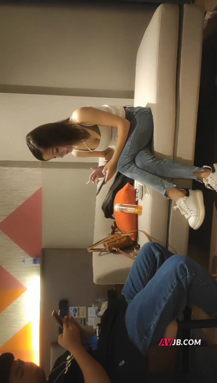 精品小少婦，黑絲白臀，玲瓏有致小騷貨，直播間人氣爆棚，千嬌百媚共度春宵