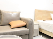 她又來了，良家小騷貨，吃飽喝足大幹，扒掉衣服騎臉吃屌，各種姿勢輪番猛懟