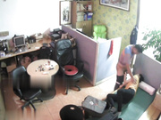 黑客破解小杂志社办公室偷拍❤️领导经常利用休息时间和少妇女同事激情啪啪