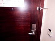 【18岁极品罕见一线馒头嫩逼萝莉】Julie难得一见被内射，逼太嫩太紧了，大鸡巴像她的脸一样大，超级甜美漂亮的萝莉