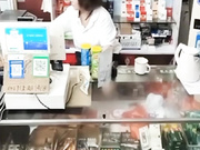 烟酒店熟女老板娘 故意露逼勾引顾客 阴毛户型清晰可见 这生意何愁不爆？