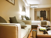 白裙大長腿妹，就愛這種成熟風，性感黑絲沙發上調情一番，騎乘抽插揉捏大奶子，翹起屁股後入呻吟嬌喘