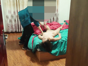 小伙欠了高利贷无力偿还❤️只好灌醉粉嫩的女友让债主打一炮当利息