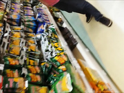 偷拍超市购物四个可人美女 性感内内让人心痒