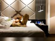 酒店再次爆操95年漂亮性感美女Aimee第二部,强行要求拍摄加上操她时有点粗暴生气了说：你在玩我,滚！