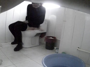 屌丝房东真聪明为了偷拍女房客嘘嘘居然把360摄像头放洗手盆下面角度刚刚好