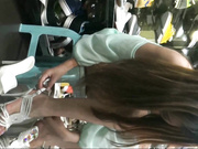 商业街买鞋子的妹子张开双腿试鞋子 门户大开 双腿间的春色美不胜收