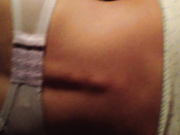 操同学的大一白富美女友上我衹穿了黑絲，連内褲都沒有穿，來舔我吧