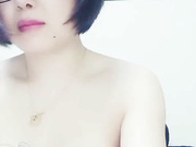 戴着眼镜样子很淫骚的良家气质美少妇背着老公兼职女主播赚装修费