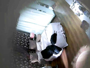 旅馆身材不错的貌似大学生情侣白天开房缠缠绵绵啪啪搞完马上撤退